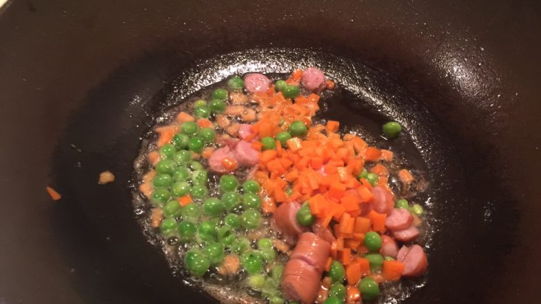 菠萝炒饭,豌豆胡萝卜香肠下锅翻炒至软但不要过火