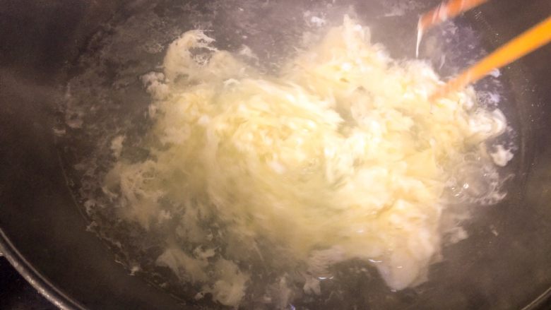 芹菜叶子鸡蛋汤,搅拌开、筷子拿出