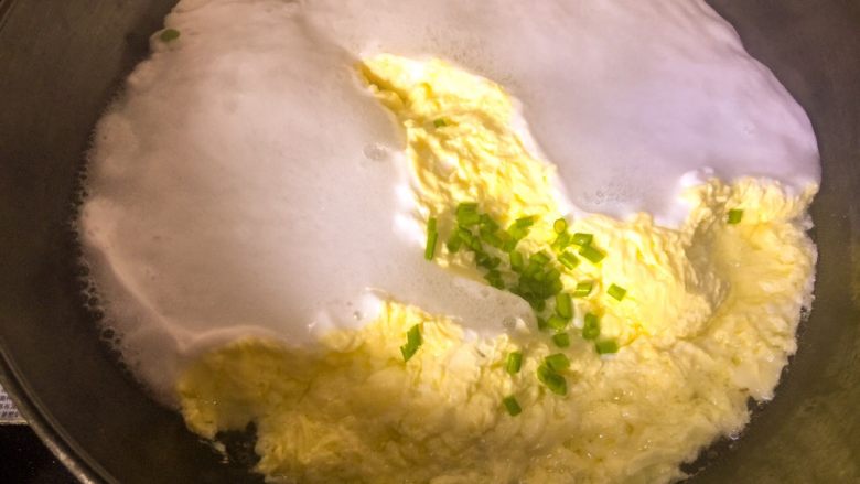 芹菜叶子鸡蛋汤,大火、鸡蛋会变成这个样子,加入小葱