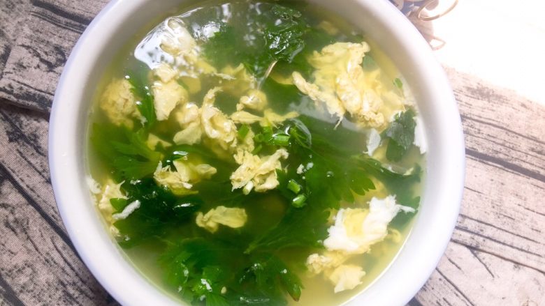 芹菜叶子鸡蛋汤,绿绿的芹菜加上蛋花,汤也变的更浓郁,浓浓的芹菜香💁🏻