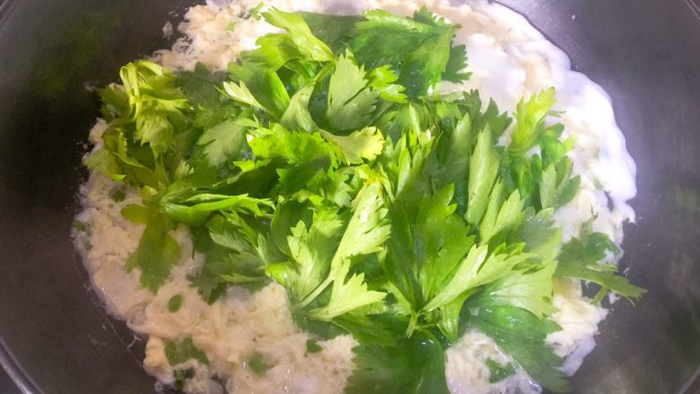 芹菜叶子鸡蛋汤,放入芹菜,