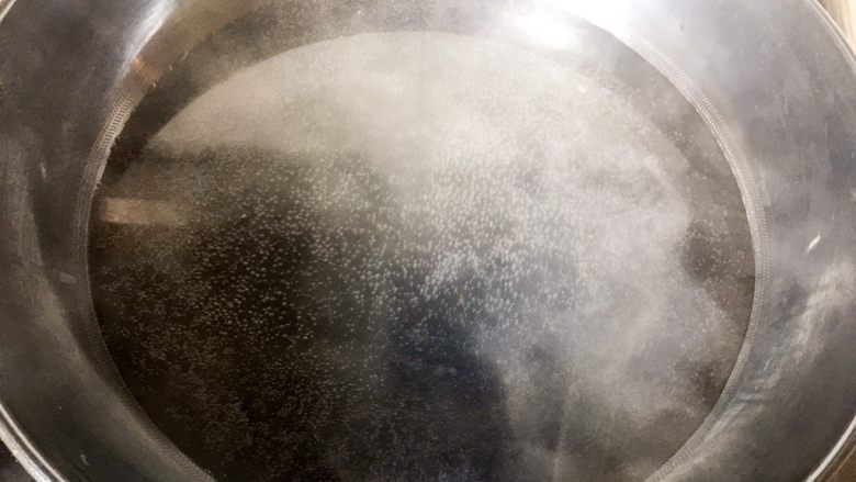 芹菜叶子鸡蛋汤,锅里加入水烧开