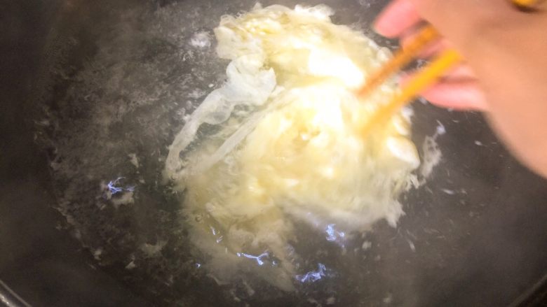 芹菜叶子鸡蛋汤,水开以后放入打碎的鸡蛋搅拌