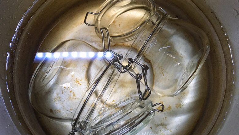 葡萄果酱,找个深锅没过密封罐,大火烧开转中火煮7、8分钟消毒