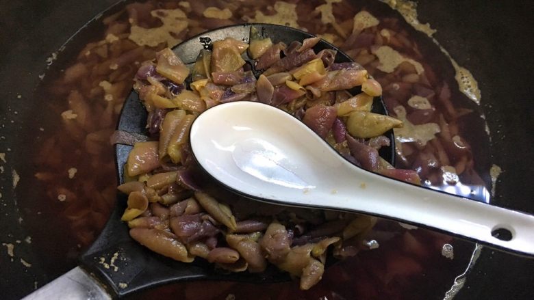 葡萄果酱,漏勺捞出葡萄皮,用小勺把汁水压出