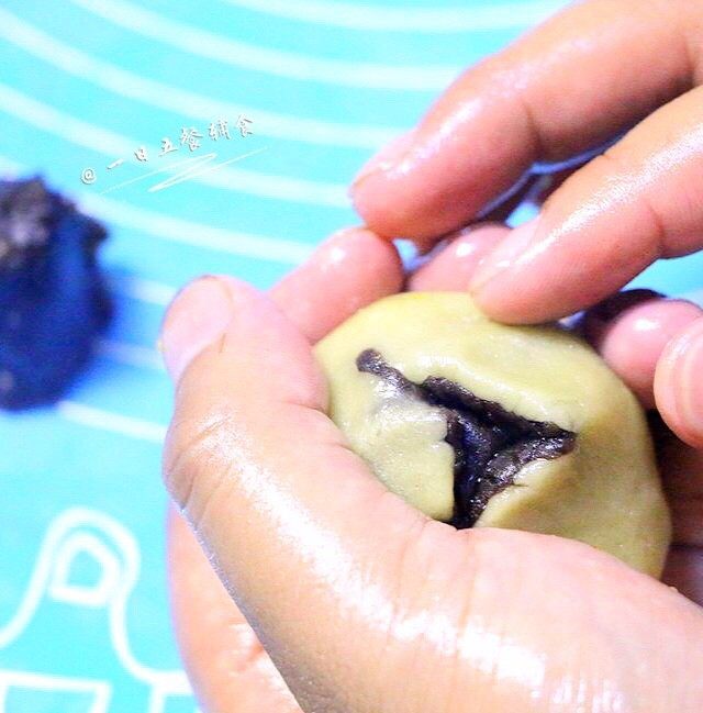 蛋黄豆沙月饼 ,一点一点用虎口小心的把面皮往上推,整理好收口,不能有缝隙,并搓圆。