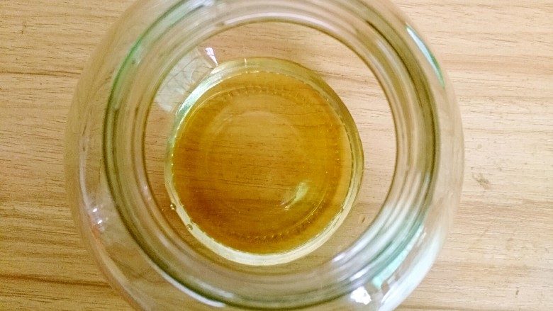 柠檬蜂蜜茶,玻璃罐清洗干净,用开水烫下消下毒,沥干水分,底下铺一层<a style='color:red;display:inline-block;' href='/shicai/ 865'>蜂蜜</a>。