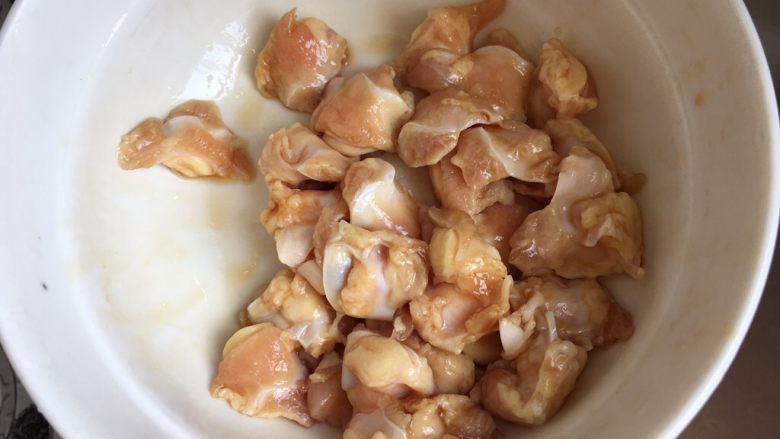 辣子掌中宝,鸡膝骨洗净,控干水
