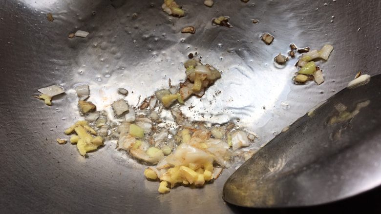 辣子掌中宝,热锅冷油,放葱姜煸炒出香味儿