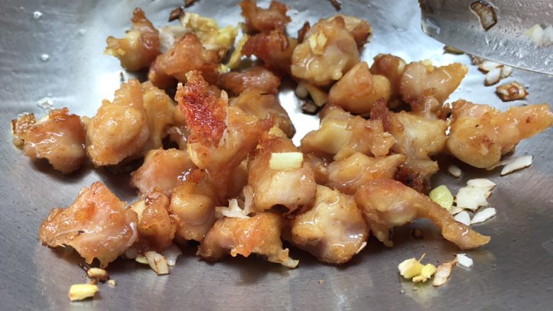 辣子掌中宝,放入炸好的鸡膝骨,翻炒一下然后倒入少许蚝油