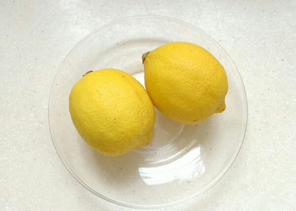 柠檬蜂蜜茶,放入流动的水冲洗干净,用厨房纸巾擦干表面的水。