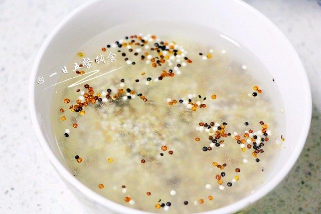 藜麦青菜番茄汤,<a style='color:red;display:inline-block;' href='/shicai/ 7332'>藜麦</a>清水浸泡半小時后，反复淘洗几次确保彻底洗掉可能残留的皂苷，以免有轻微的涩味。
🌻小贴士：柚子妈这次用的“秘鲁三色<a style='color:red;display:inline-block;' href='/shicai/ 7332'>藜麦</a>”。