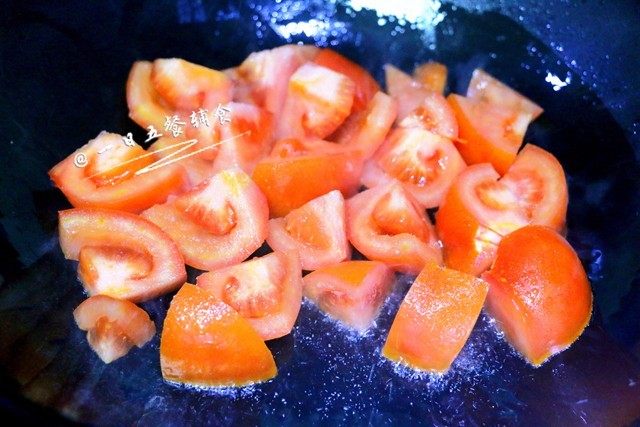 藜麦青菜番茄汤,<a style='color:red;display:inline-block;' href='/shicai/ 59'>番茄</a>洗净，切块状。热锅倒少量油，入<a style='color:red;display:inline-block;' href='/shicai/ 59'>番茄</a>炒。