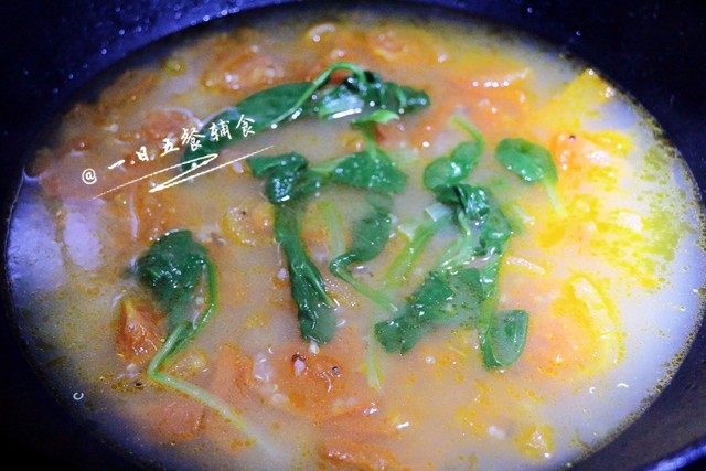 藜麦青菜番茄汤, 大火煮开后转中小火，煮15分钟后。加入洗好的小<a style='color:red;display:inline-block;' href='/shicai/ 3517'>青菜</a>，大火再煮一分钟就好。
🌻小贴士：番茄和藜麦煮好后，如果加点面一起煮，味道肯定超棒！
