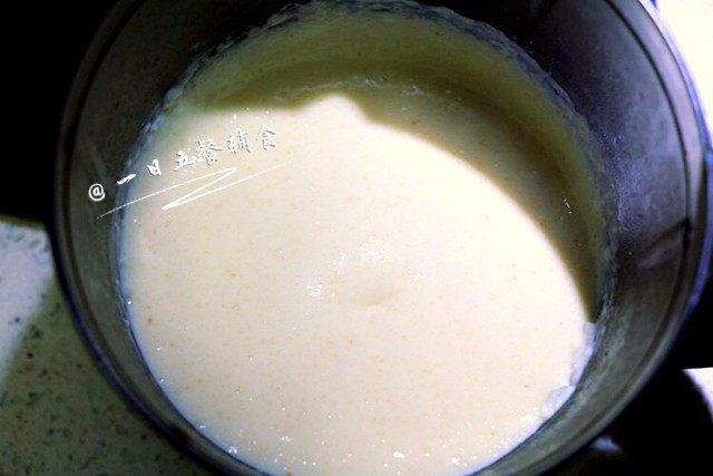 米布丁,加入适量白糖或者蜂蜜,用料理机打匀打匀、装杯放凉。
