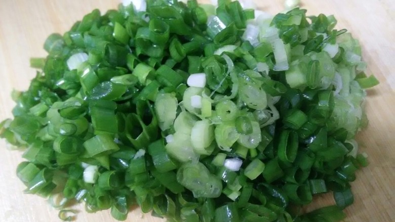 早餐+豆角鸡蛋馅饺子,小香葱切碎。