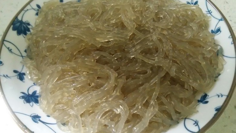 早餐+豆角鸡蛋馅饺子,<a style='color:red;display:inline-block;' href='/shicai/ 523'>粉丝</a>用温水泡软,然后切碎。