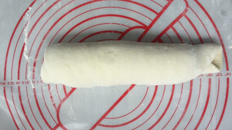 胡萝卜🥕山药双色馒头,想做两个不一样颜色的馒头,可以山药面片朝下,卷起来。