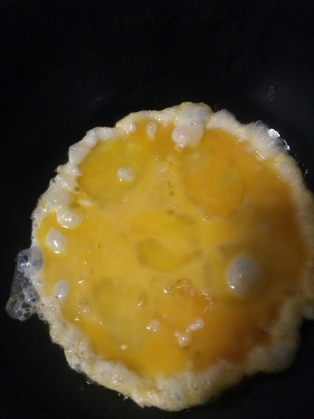 早餐+豆角鸡蛋馅饺子,锅中油色后,倒入打好的<a style='color:red;display:inline-block;' href='/shicai/ 9'>鸡蛋</a>液。