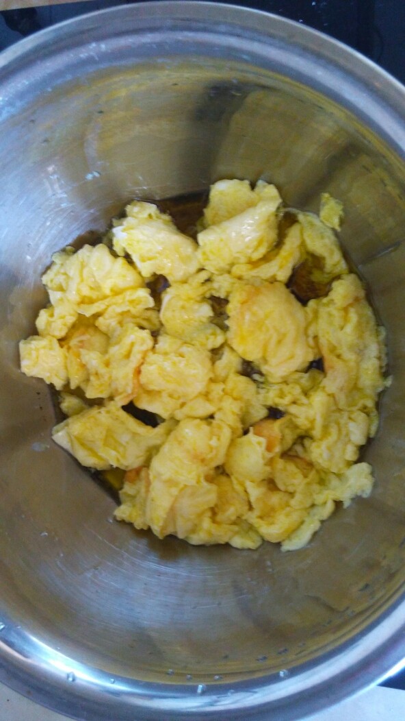 鸡蛋炒秋葵,锅加油,放入鸡蛋液炒熟盛出