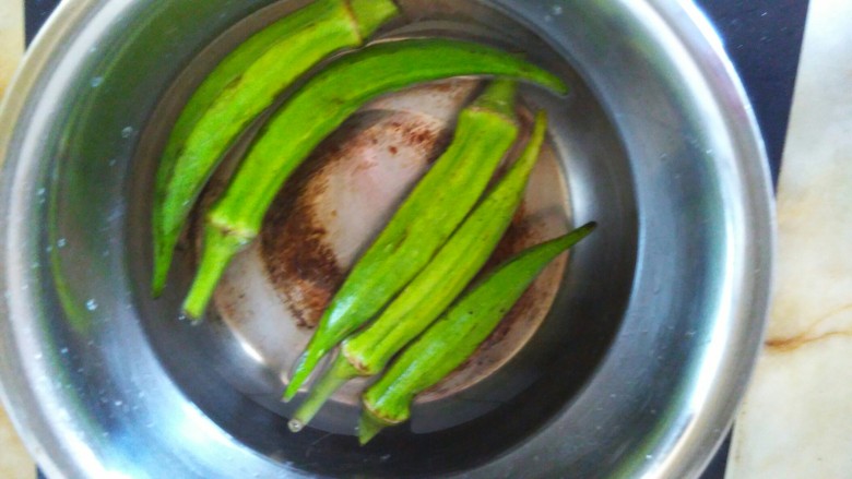 鸡蛋炒秋葵,锅烧开水,放入几点食用油和适量的盐,再放入秋葵焯凉分钟,捞出过凉