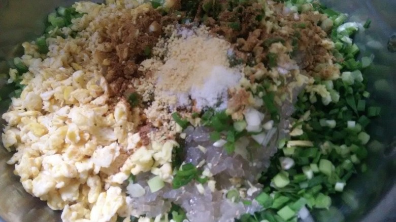 早餐+豆角鸡蛋馅饺子,接着放入<a style='color:red;display:inline-block;' href='/shicai/ 744'>五香粉</a>，食盐，<a style='color:red;display:inline-block;' href='/shicai/ 756'>鸡精</a>，最后但入少量食用油搅拌均匀。
