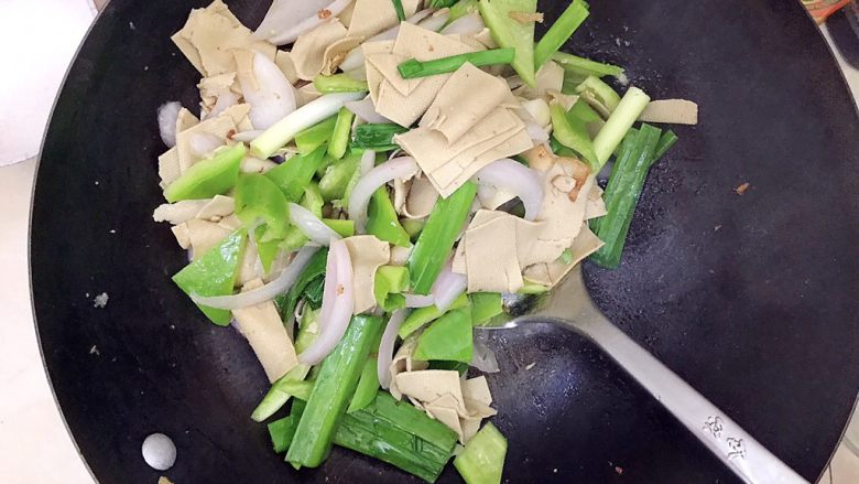 家常孜然四宝,再加入青蒜和青椒,继续翻炒片刻!