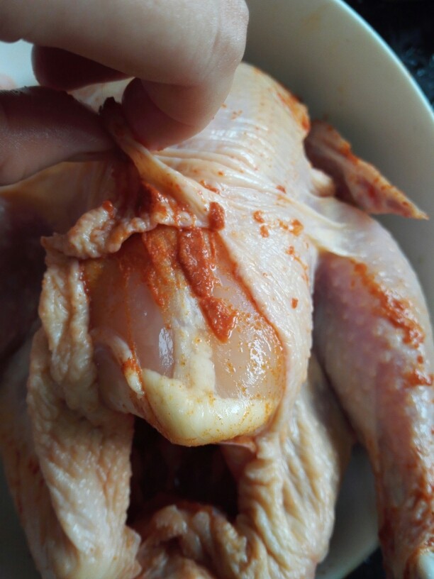 微辣版烤鸡,把鸡肚子里清洗一遍,这样能更干净