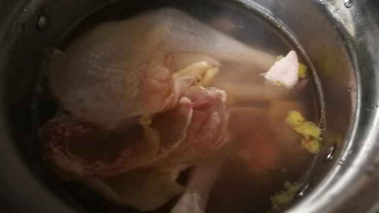 秋冬滋补篇:老母鸡白果海参汤,彻底洗干净后冷水下锅,倒一汤勺<a style='color:red;display:inline-block;' href='/shicai/ 894'>黄酒</a>焯水。