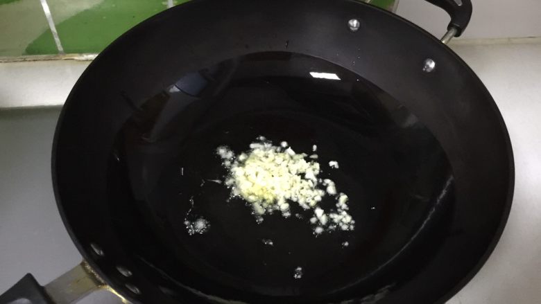 清炒空心菜,热锅起油,姜、蒜炒香;