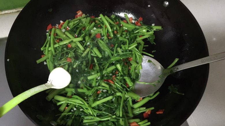 清炒空心菜,加适量盐;