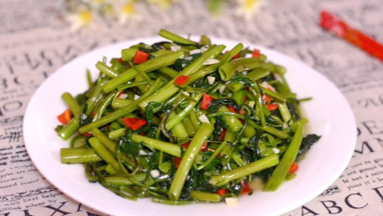 清炒空心菜,盛入盘中。