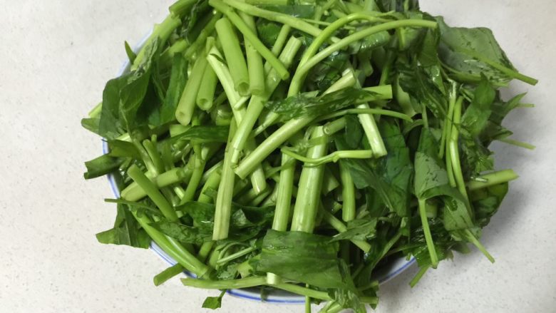清炒空心菜,空心菜沥干水分,切长段;