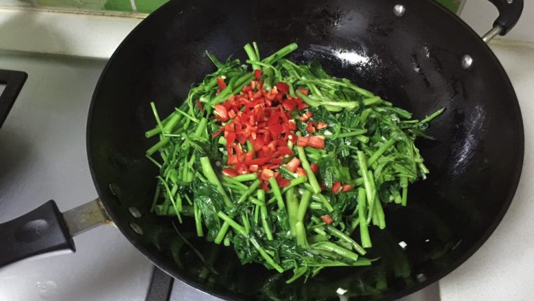清炒空心菜,放入红辣椒碎,起调色作用;