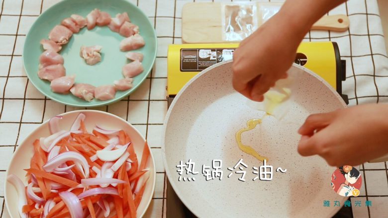 鸡胸肉糙米手抓饭(新疆味道),平底锅放油～