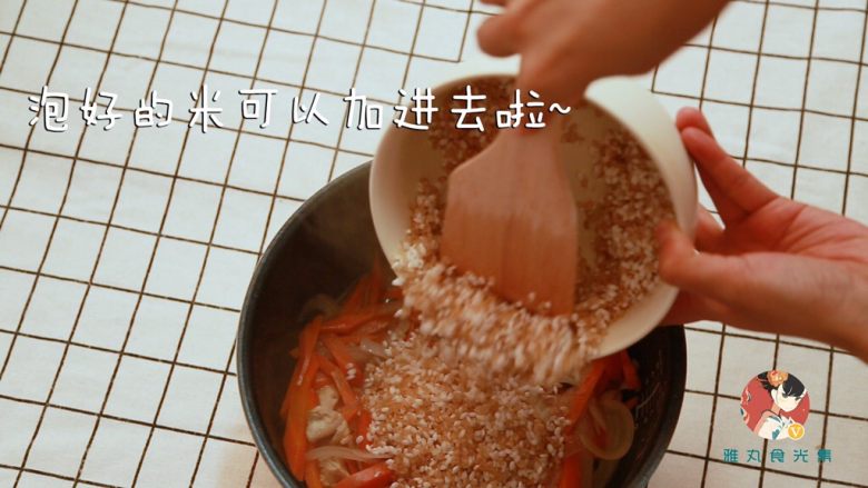 鸡胸肉糙米手抓饭(新疆味道),把泡好的米沥水后均匀铺在鸡肉上~