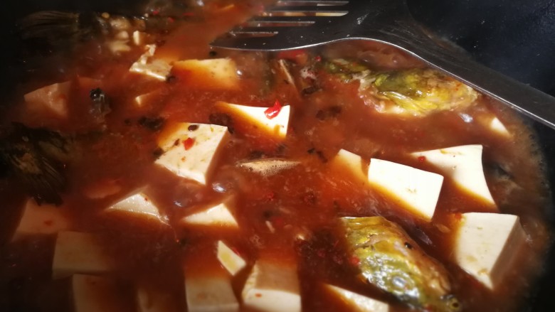 昂刺鱼炖豆腐,这是红油已经煮出来了加胡椒,鸡精调味。
