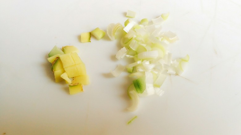 炒虾仁,葱姜切末。