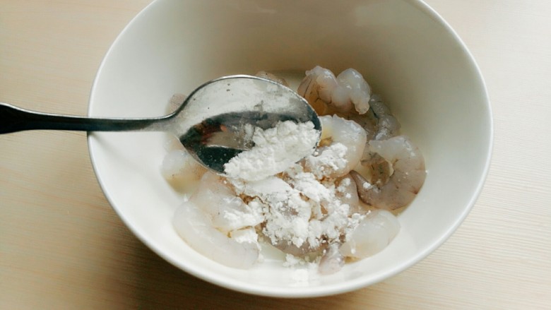 炒虾仁,<a style='color:red;display:inline-block;' href='/shicai/ 287'>虾仁</a>加入少许料酒和淀粉拌匀。