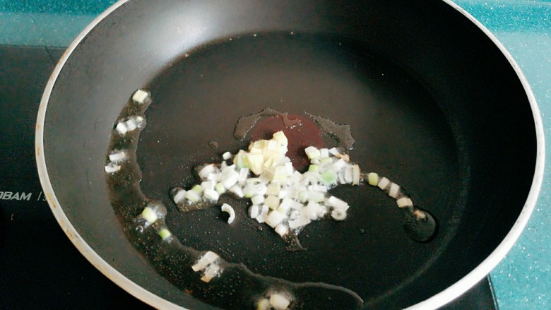 炒虾仁,炒锅放油加入葱姜爆香。