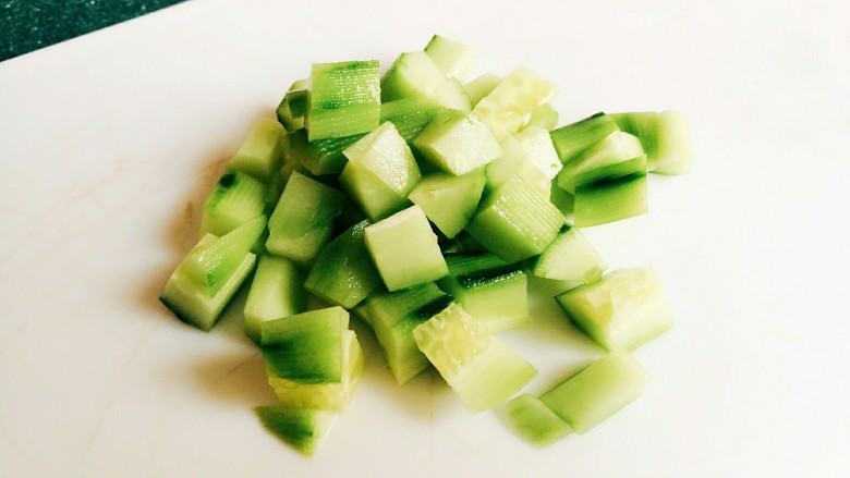 炒虾仁,<a style='color:red;display:inline-block;' href='/shicai/ 54'>黄瓜</a>去皮切丁。