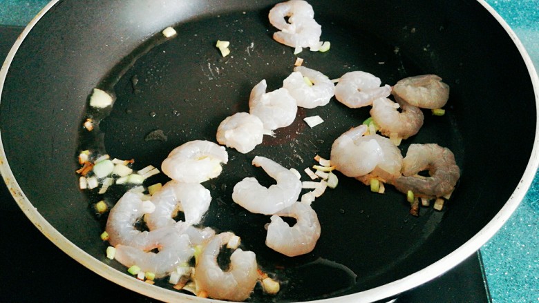 炒虾仁,加入虾仁。