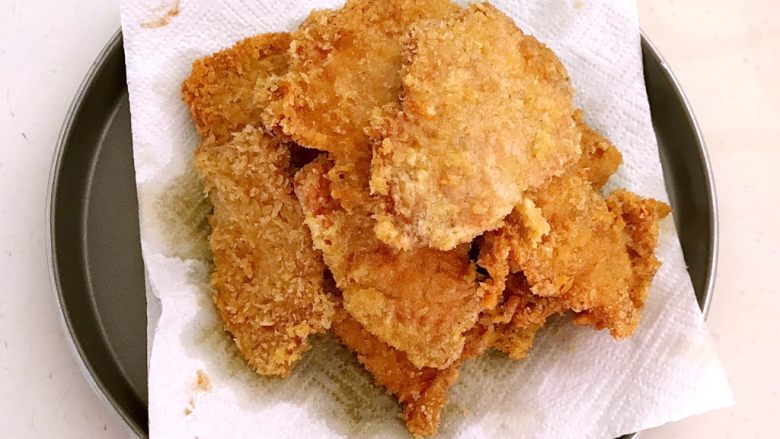 香酥里脊,炸至肉片定型，颜色微黄即可捞出