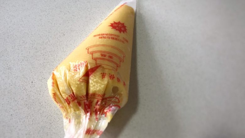 #不一样的泡芙#+天鵝湖,將面團裝入裱花袋,將裱花袋剪一個小口。