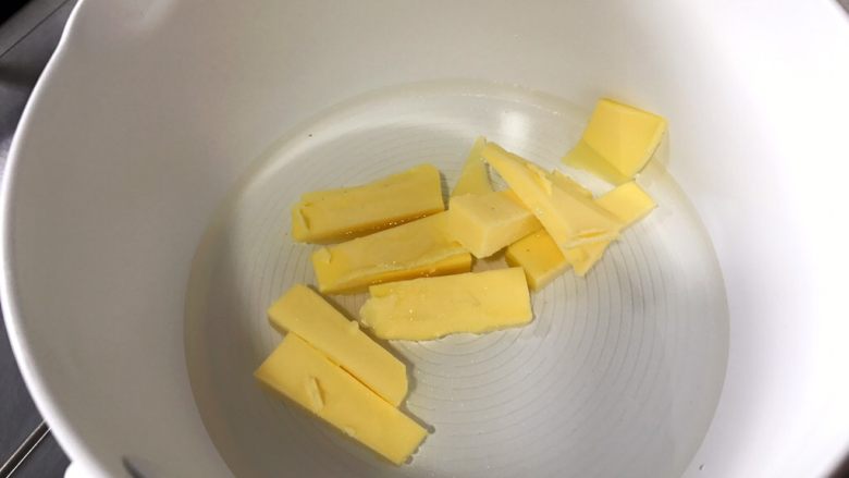 #不一样的泡芙#+天鵝湖,另外用一個小鍋,將黃油、水和鹽倒入加熱