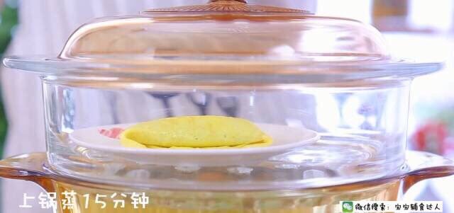 鲜虾蛋卷 宝宝辅食食谱,上锅蒸15分钟。