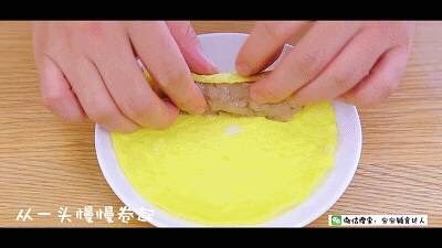 鲜虾蛋卷 宝宝辅食食谱,从一头慢慢卷起,卷成紧实的蛋卷。