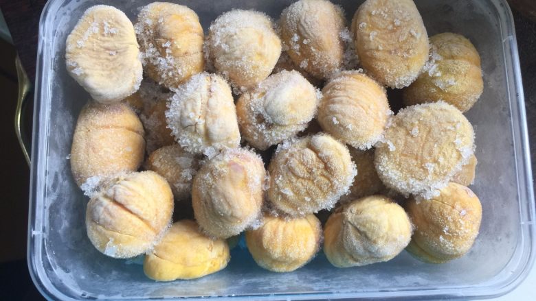 板栗酥饼,制作板栗馅:之前剥好放冰箱冷冻的板栗仁