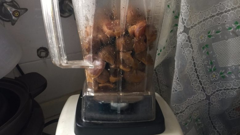 板栗酥饼,把熟的板栗仁过筛,或者像我一样用料理机搅打成泥(看情况要加点水才能搅打完成)