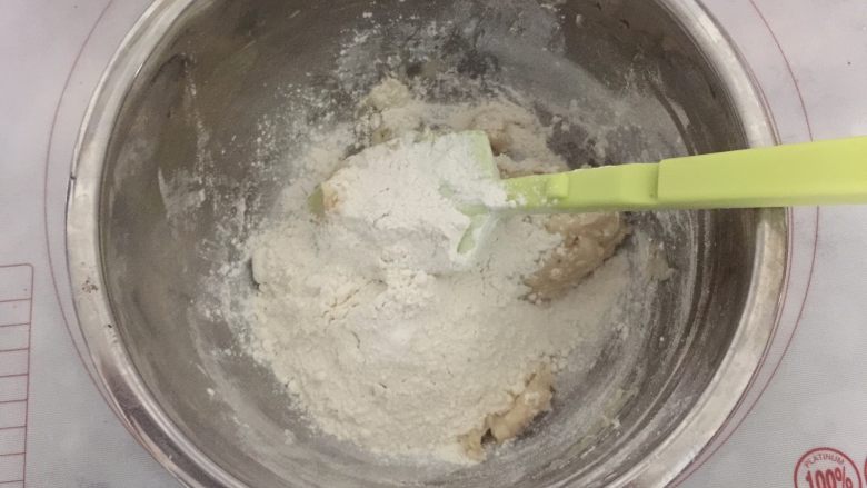 板栗酥饼,制作油酥:120克低粉加入60克猪油拌匀